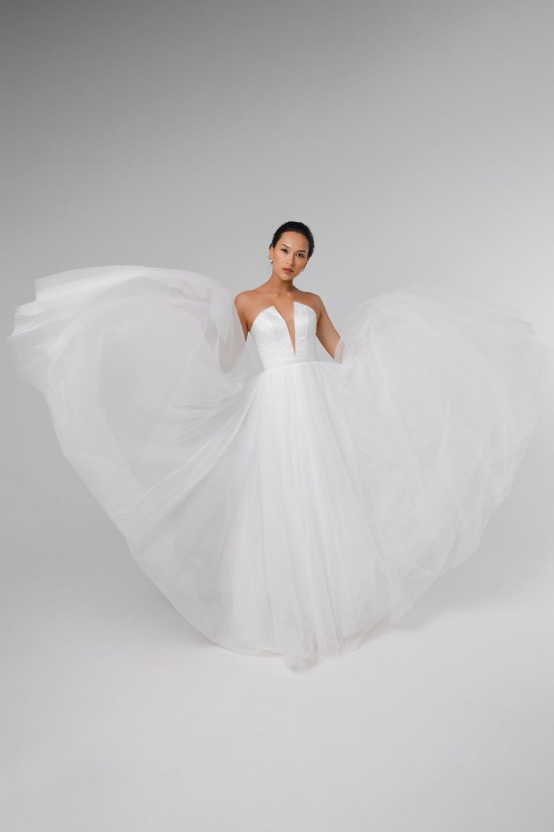 Deep v-neckline tulle wedding dress, aline strapless bridal gown with ...