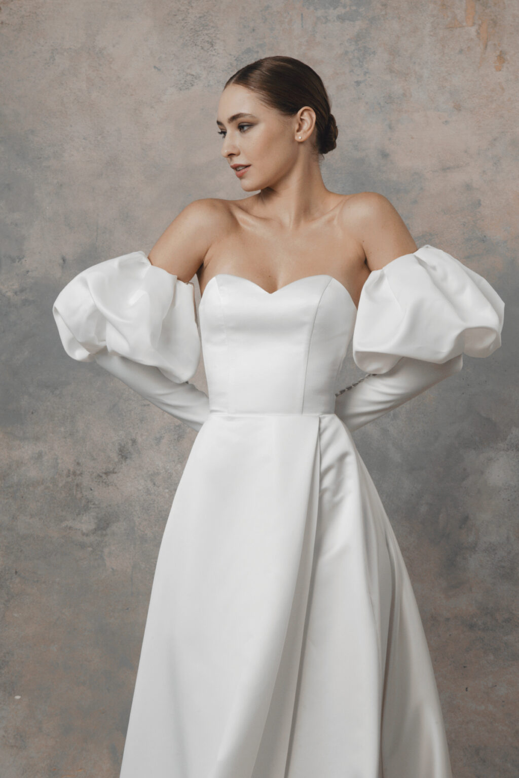 Satin wedding dress with detachable sleeves – Loretta • Piondress